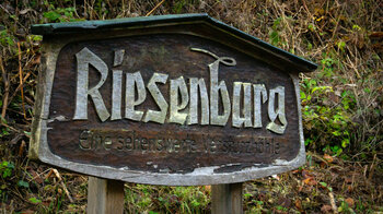 Holzschild an der Riesenburg Höhle