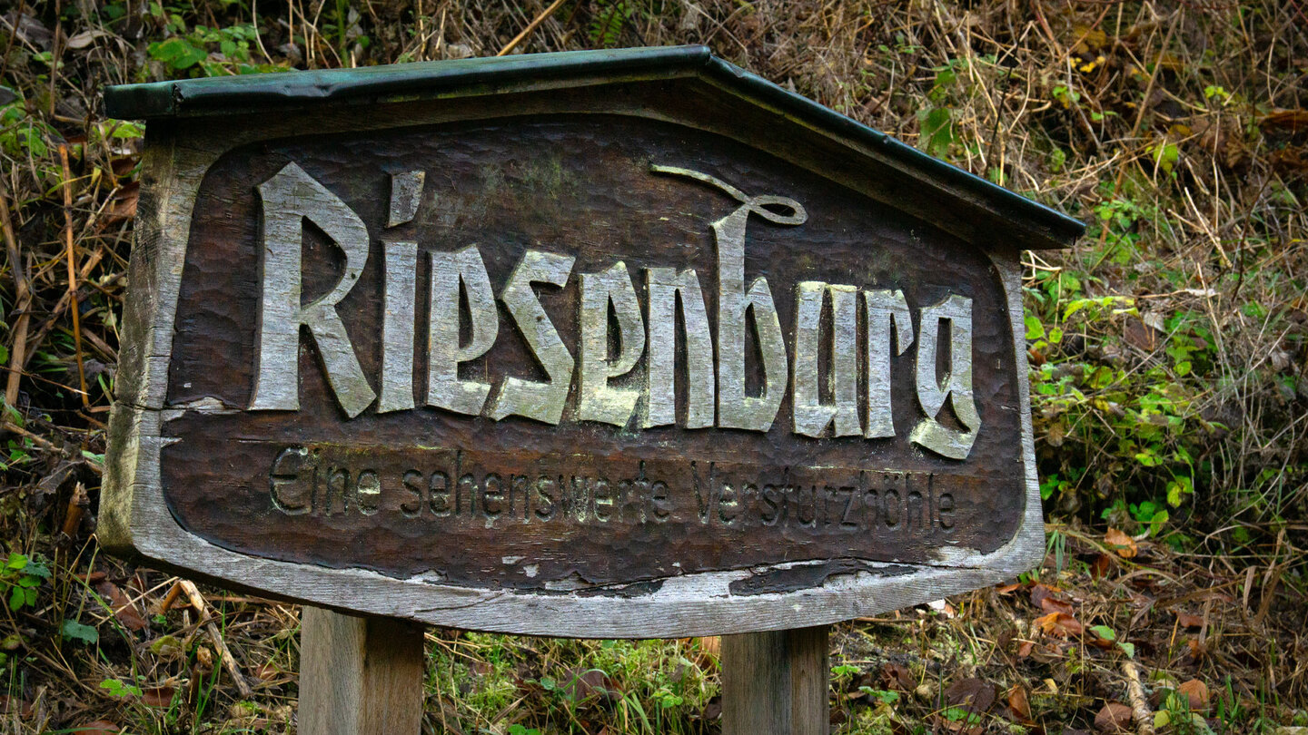 Holzschild an der Riesenburg Höhle
