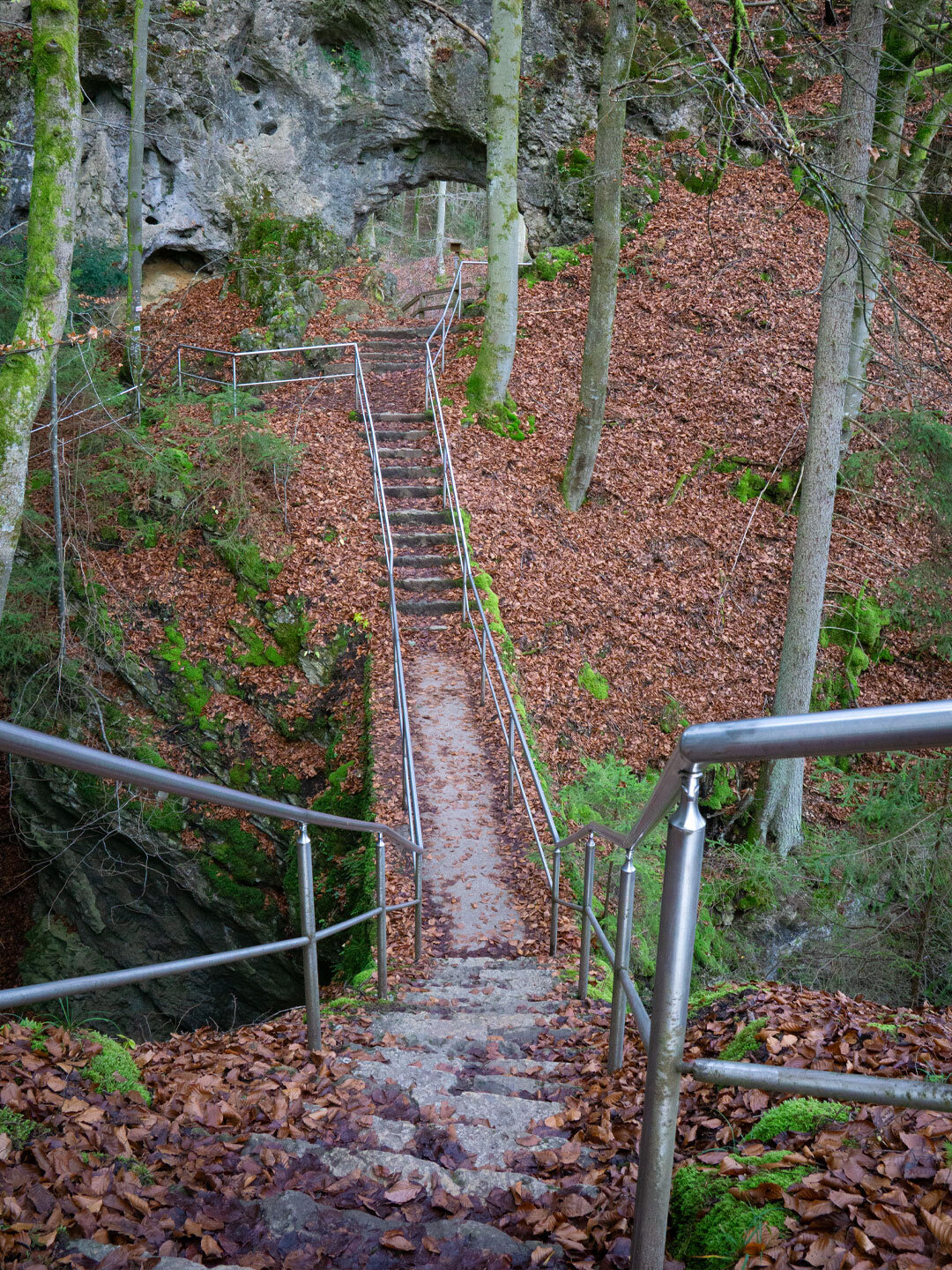 der Weg führt über und durch die Bögen der Riesenburg Höhle