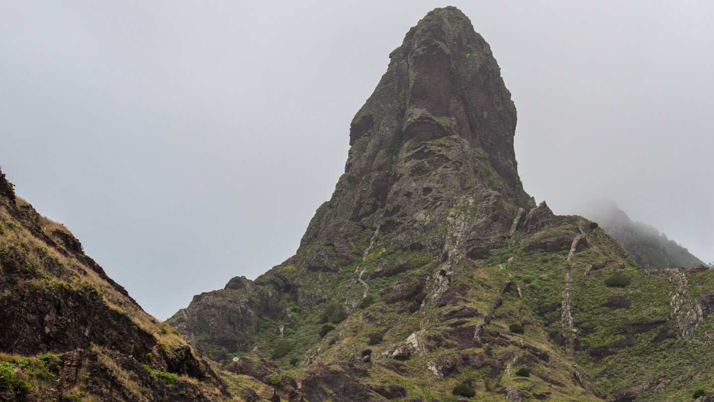 spektakuläre Felsnase des Roque El Fraile bei Afur im Anaga auf Teneriffa der Roque El Fraile bei Afur auf Teneriffa