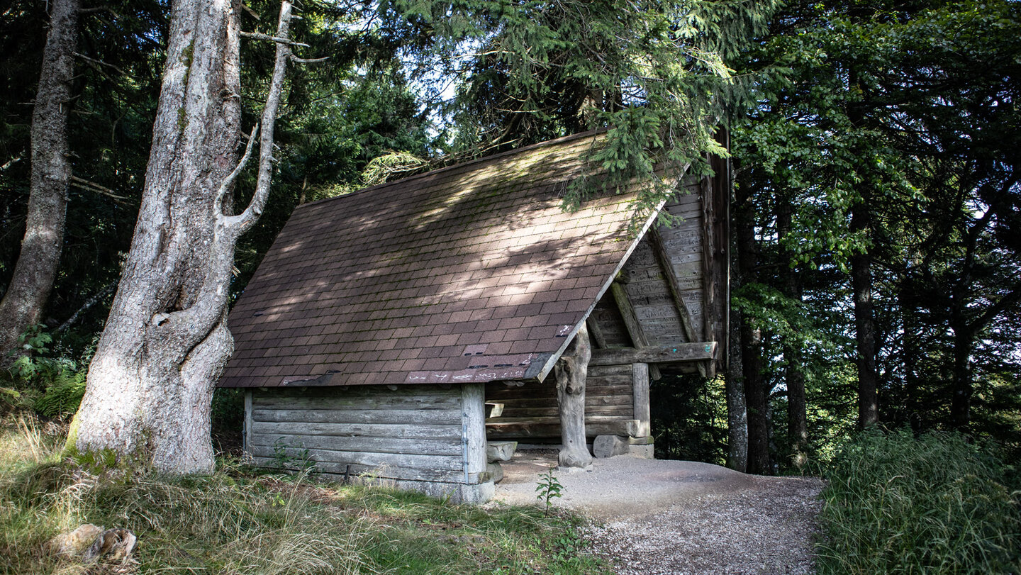 eine Hütte am Wanderweg auf dem Schauinsland lädt zur Pause ein