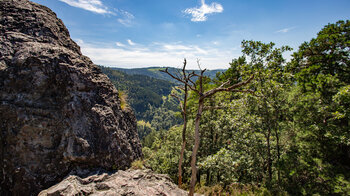 Panoramablick über die Felsformationen des Karlsruher Grats auf den Nordschwarzwald