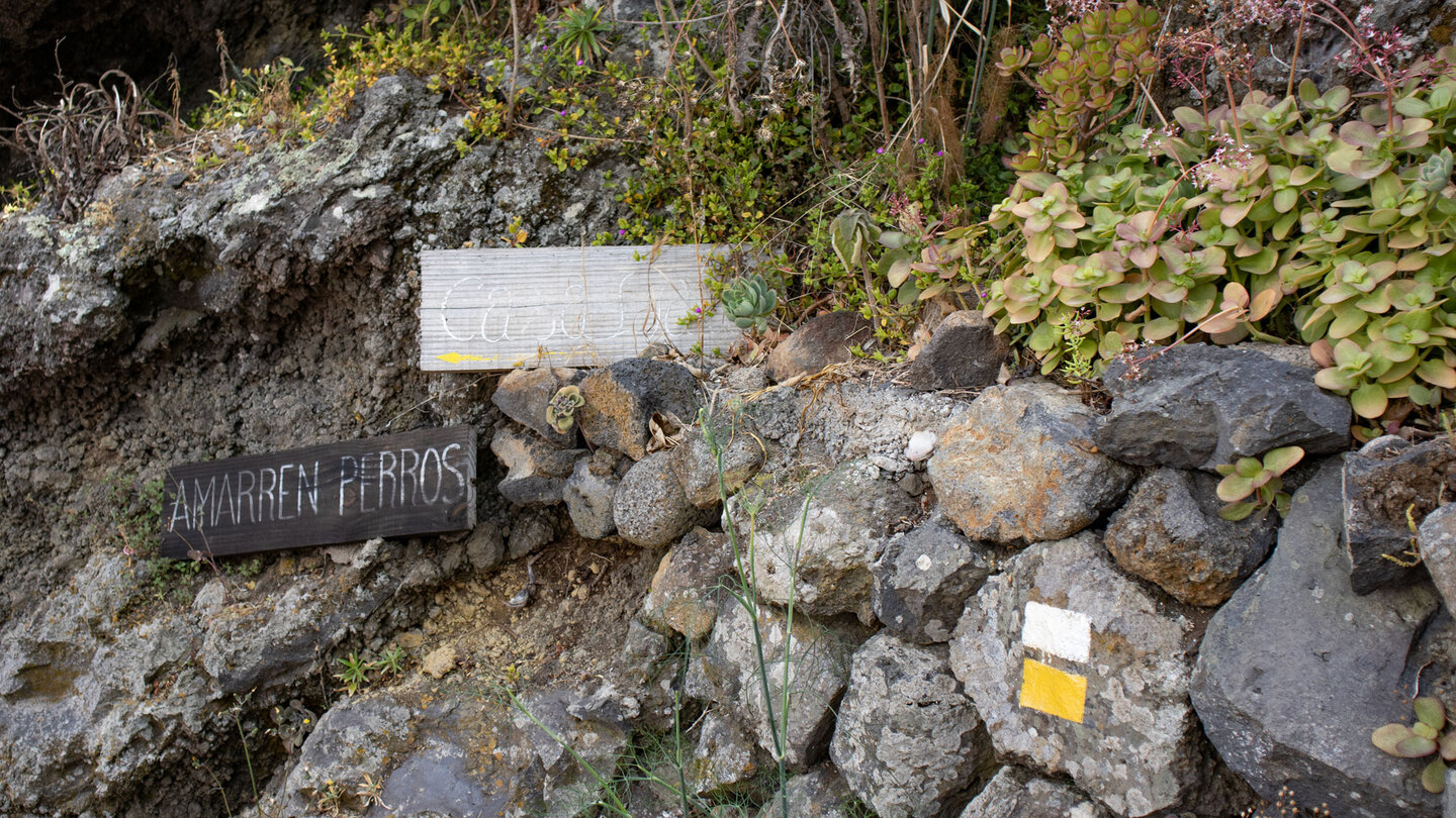 weiß-gelbe Wegmarkierung des Camino de Cuevas Negras