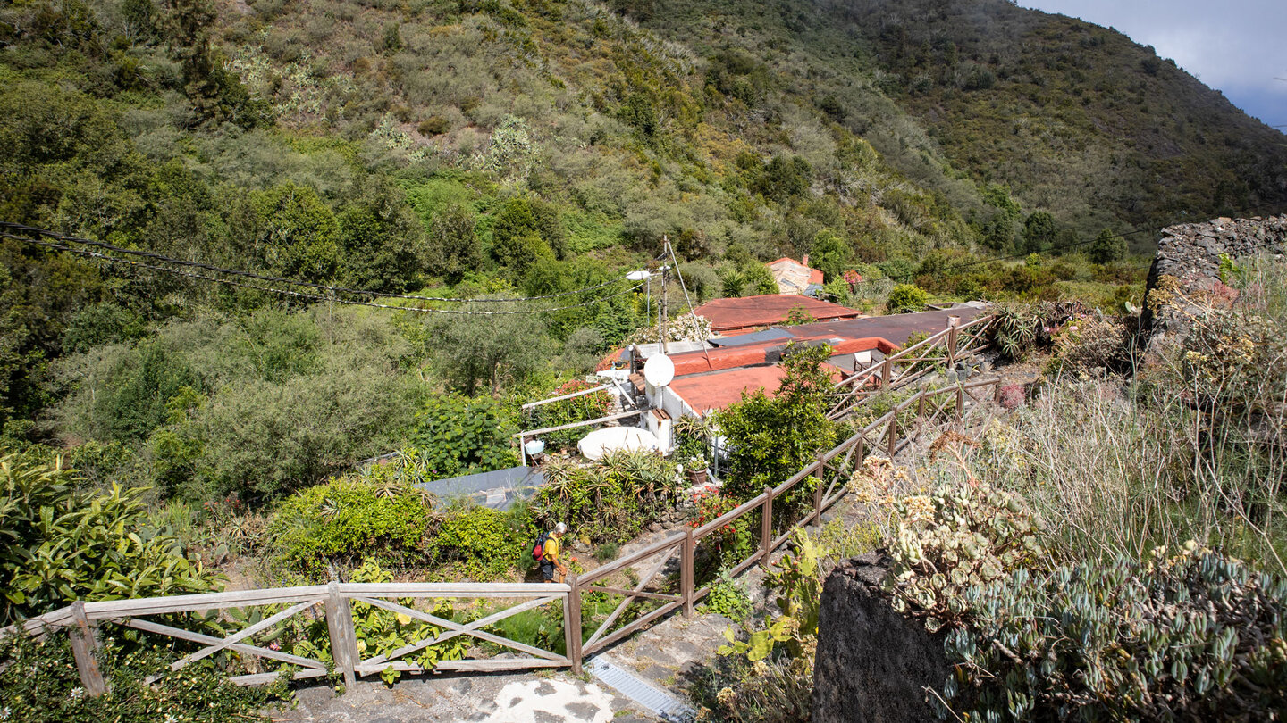 der Wanderweg PR-TF-53 steigt n die Schlucht Barranco de Cuevas Negras ab