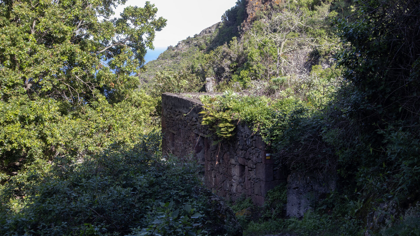 Wanderung zwischen an Ruinenhäusern im Dorf Cuevas Negras