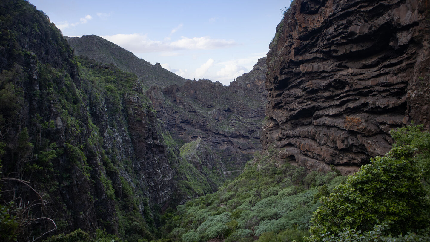 Ausblick auf die zerklüfteten Felswände über der Schlucht Barranco Cuevas Negras