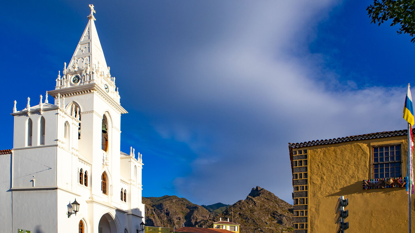 die Kirche Iglesia de Nuestra Señora de la Luz erhebt sich vor den Bergen des Teno