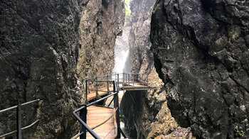 Weg führt durch die Felswände der Leutascher Geisterklamm