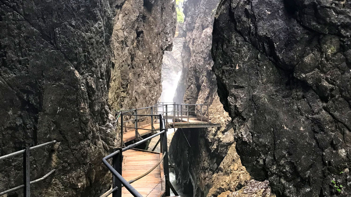 Weg führt durch die Felswände der Leutascher Geisterklamm