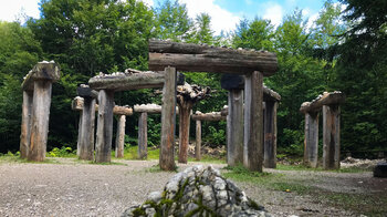 Holzhenge bei der Leutascher Geisterklamm bei Mittenwald
