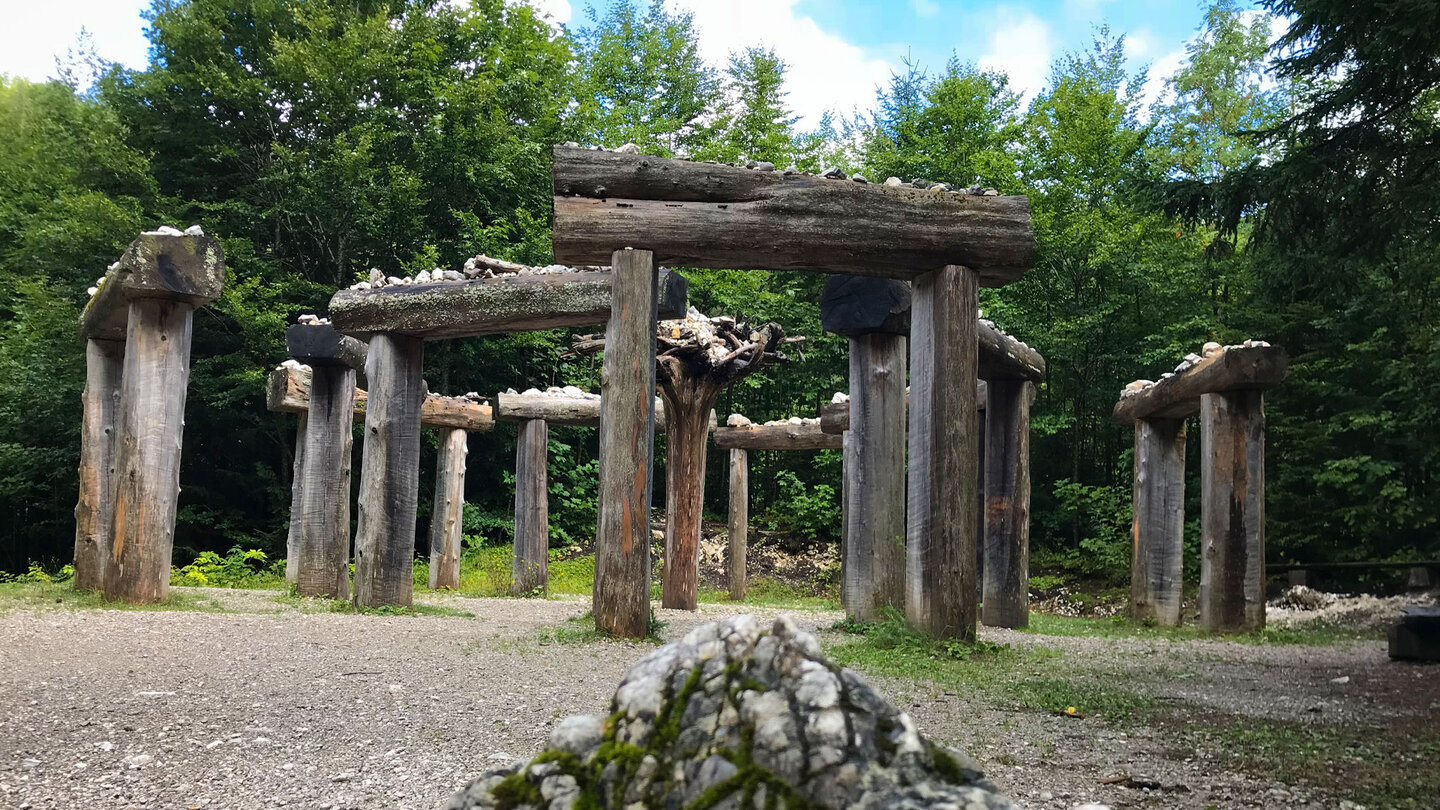Holzhenge bei der Leutascher Geisterklamm bei Mittenwald