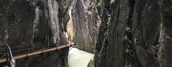Weg entlang der Leutascher Geisterklamm