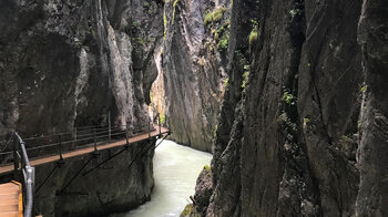 Weg entlang der Leutascher Geisterklamm