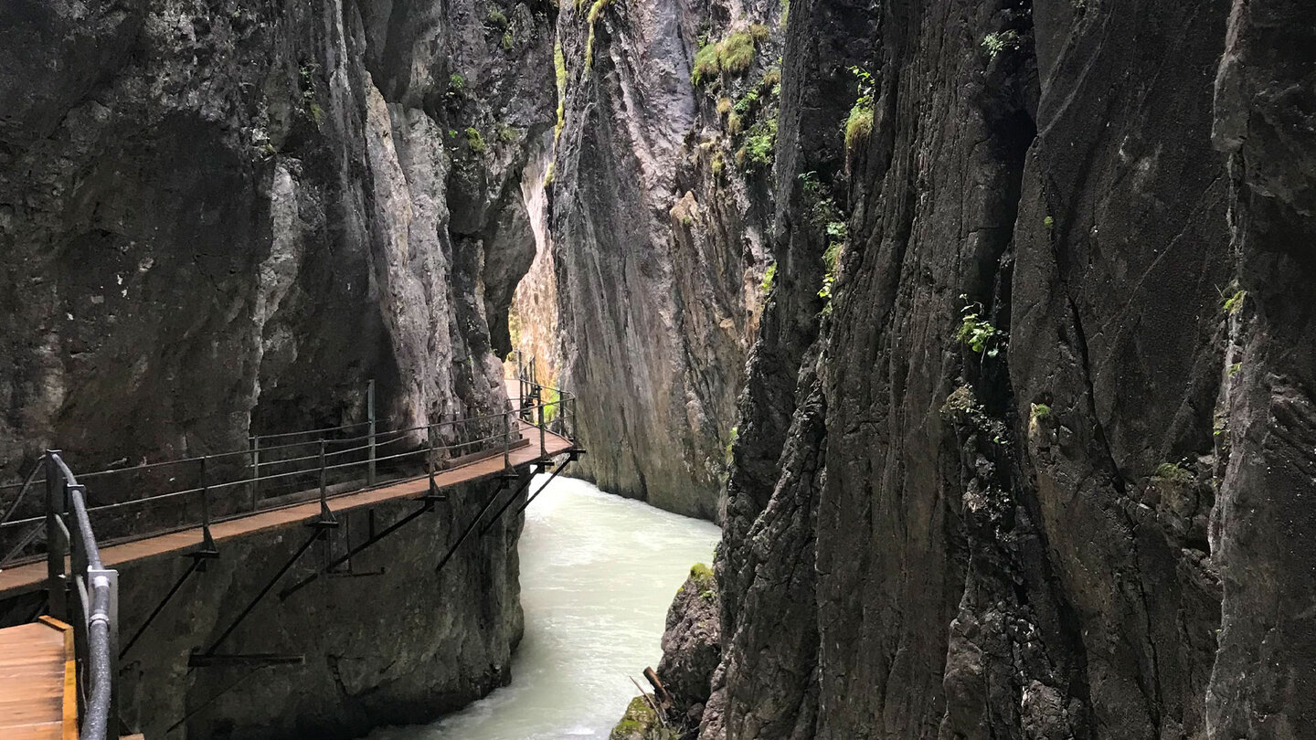 Weg entlang der Leutascher Geisterklamm