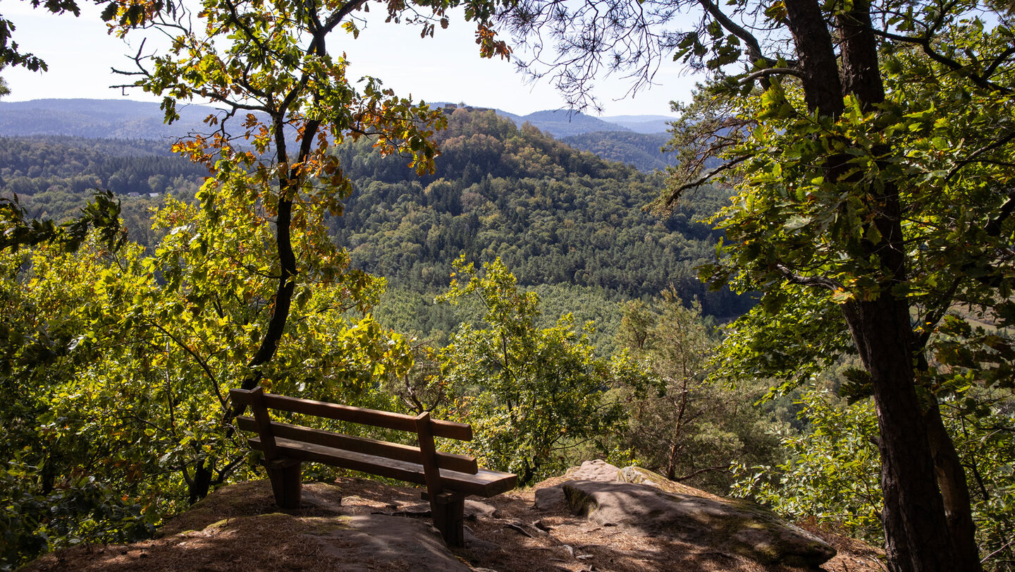 Panoramablick vom Felsplateau am Immersberg über bewaldete Hügel und Wiesen zur Burgruine Lindelbrunn auf einer Bergkuppe
