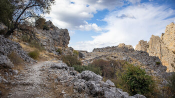 Wanderweg durch die Felslandschaft der Sierras Subbéticas
