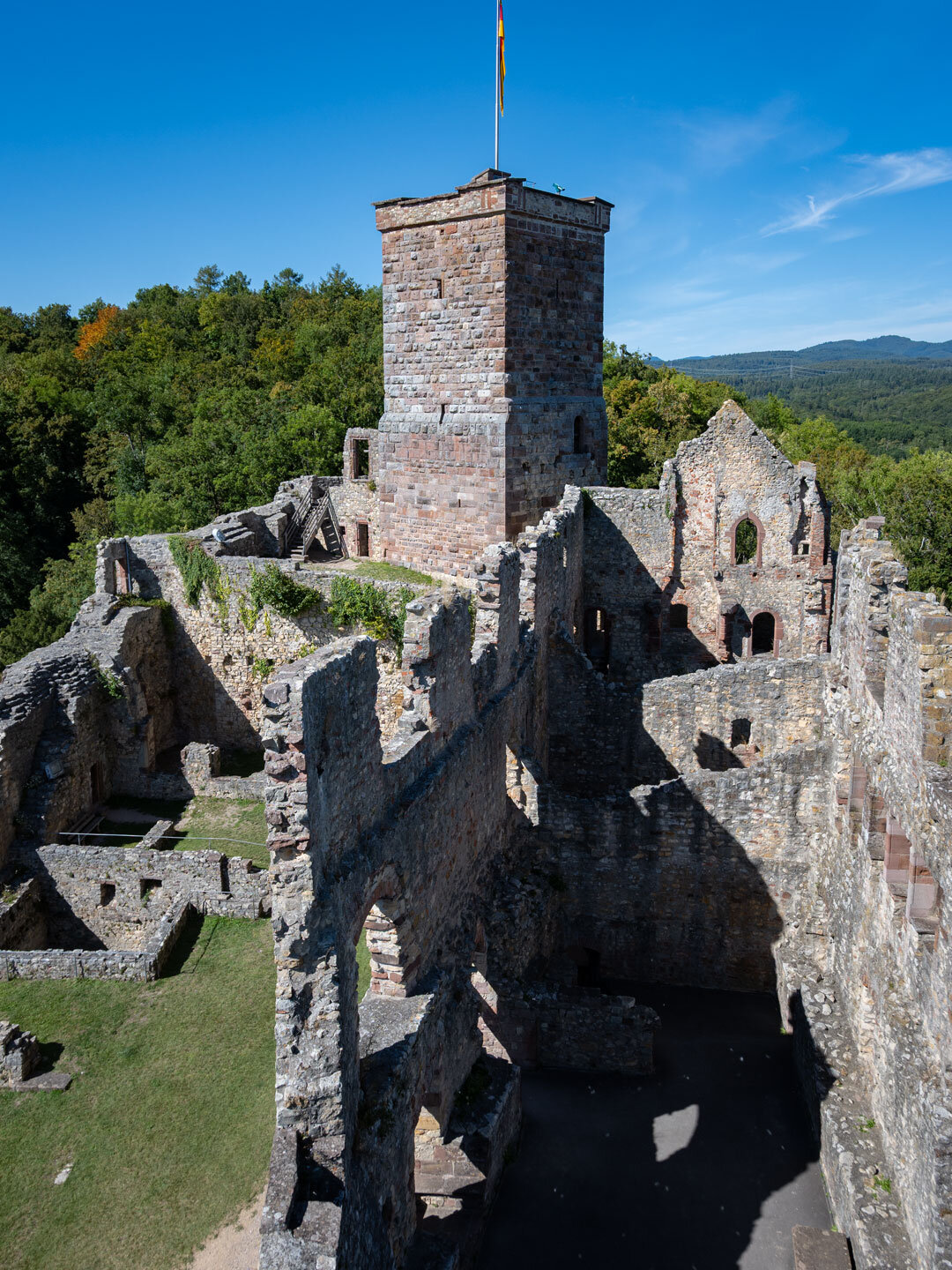 Blick vom Südturm über den Palasbau zum Nordturm