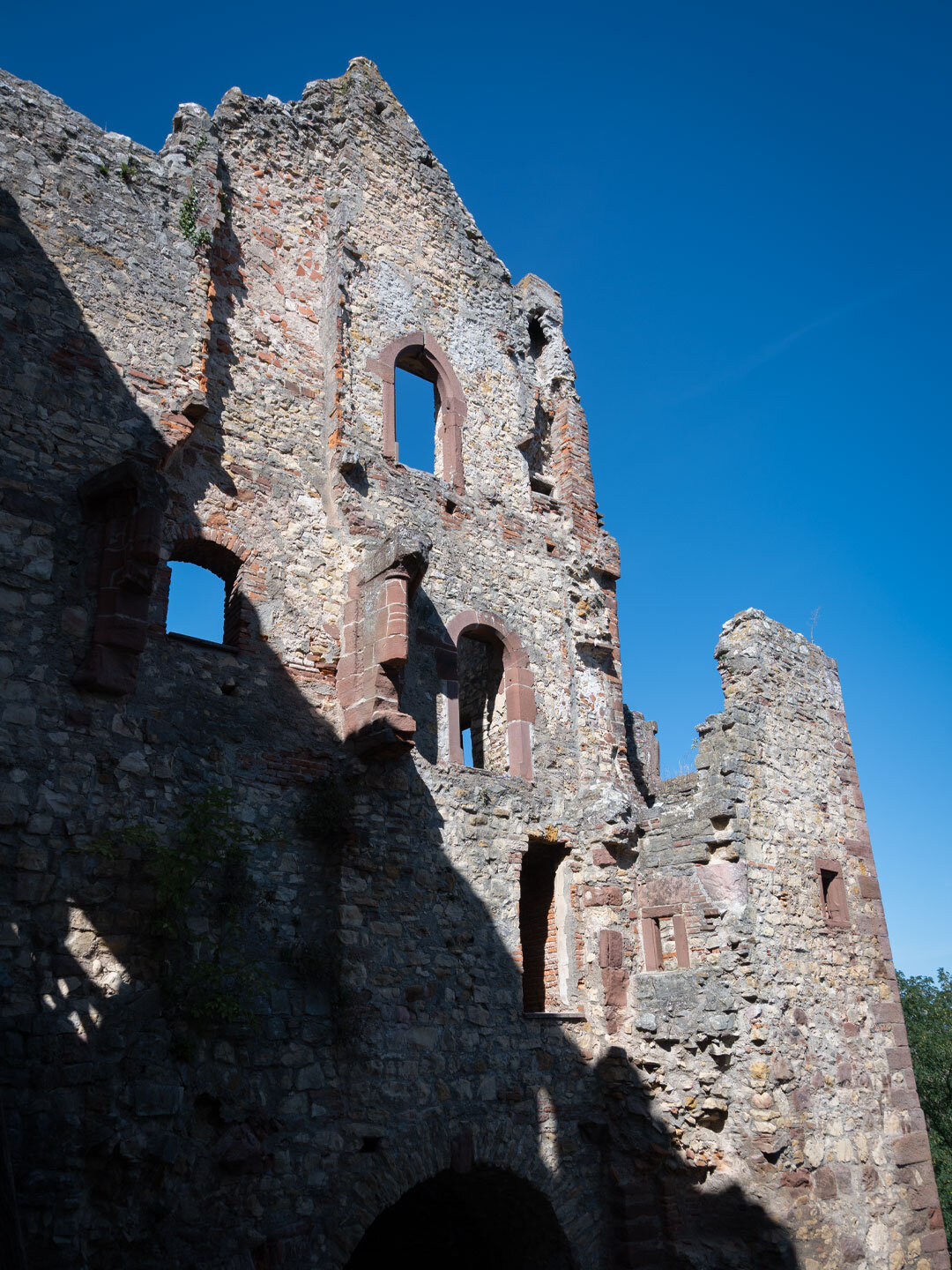 Blick auf die Mauern des zerstörten Palas der Burg Rötteln