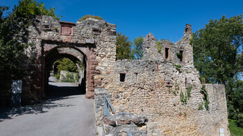 gestaffeltes Torhaus am Südportal der Burg Rötteln