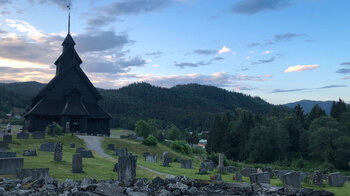 die Stabkirche Eidsborg mit dem Friedhof im Vordergrund