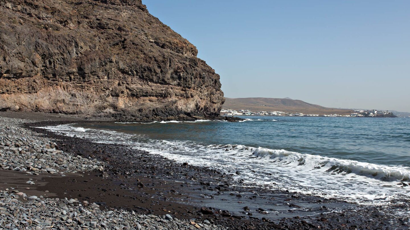 die Playa del Paso mit Puerto Calero auf Lanzarote im Hintergrund