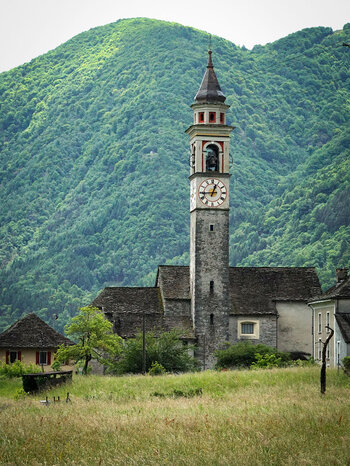 Blick auf die Kirche Beata Vergine Assunta in Maggia
