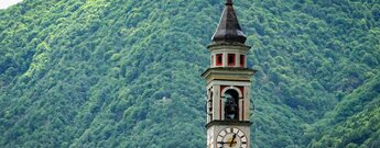 der Kirchturm der Beata Vergine Assunta