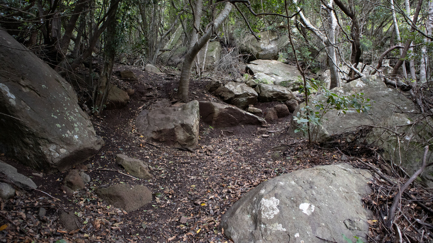 Wanderweg durch Gesteinsformationen