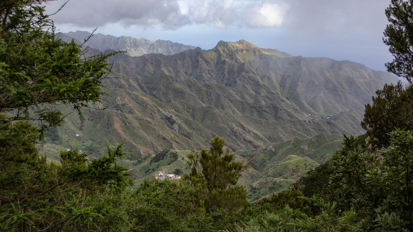 Ausblick über die Bergzüge und Schluchten bei Los Catalanes