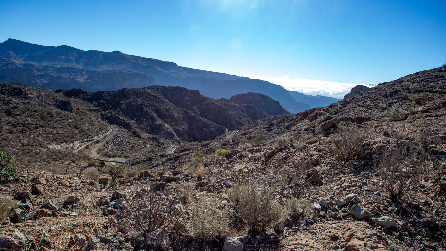 Blick über die karge Berglandschaft Gran Canarias