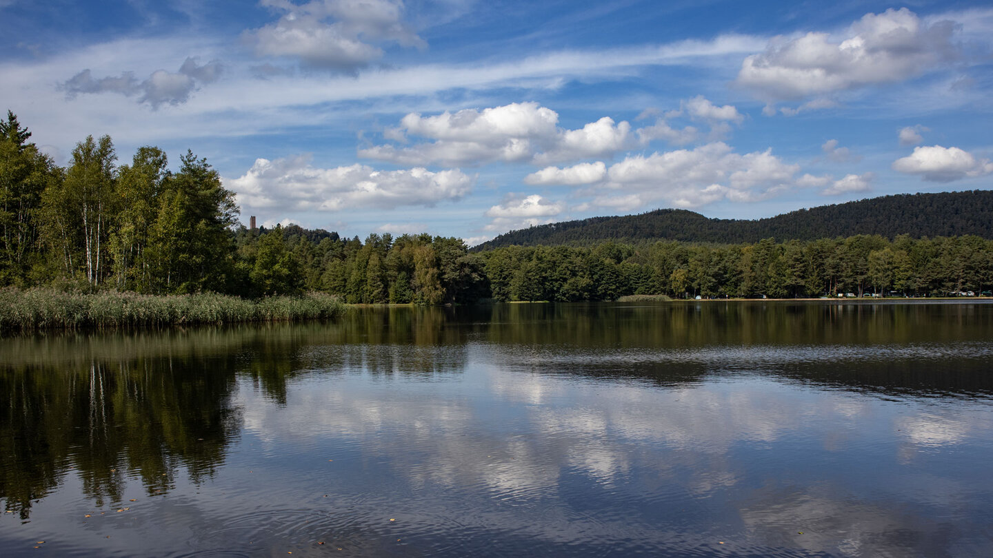 Blick über den Étang de Hanau bis zur Burg Waldeck