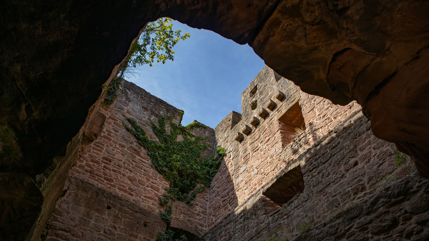 Blick aus dem Innenhof der Burg Falkenstein