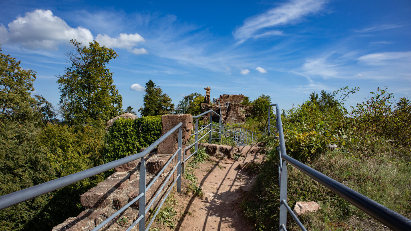 auf dem Plateau der Burg Falkenstein