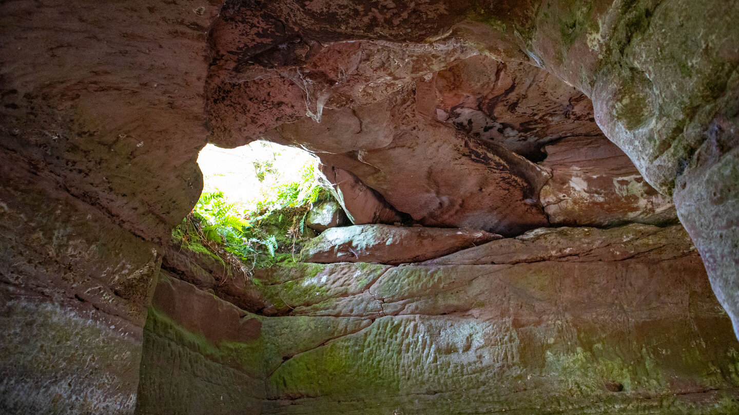 Durchgang über eine Felskammer in die Ruine der Festung Ramstein Durchgang über eine Felskammer in die Ruine der Ramstein