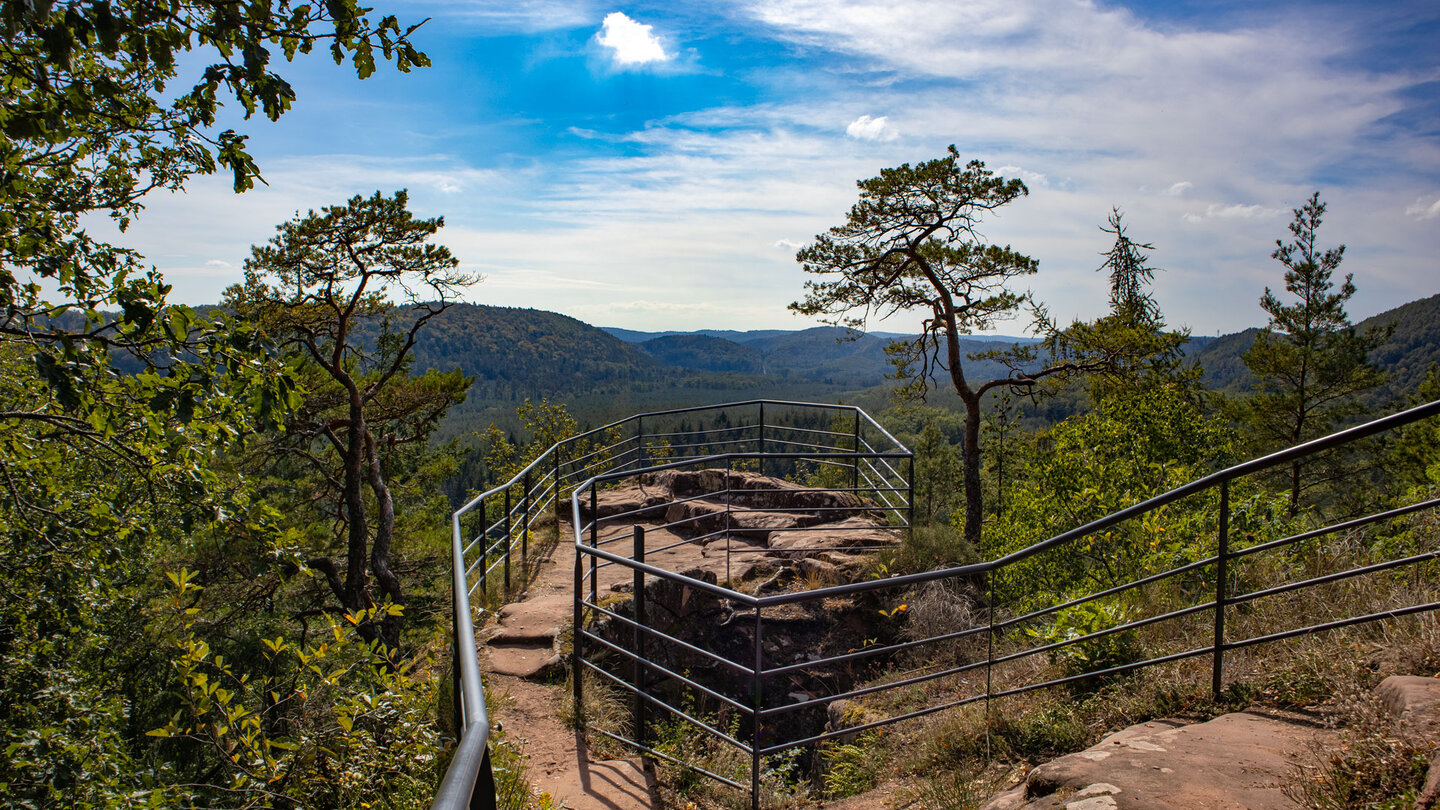 Ausblick von der Burgruine Waldeck in die Nordvogesen