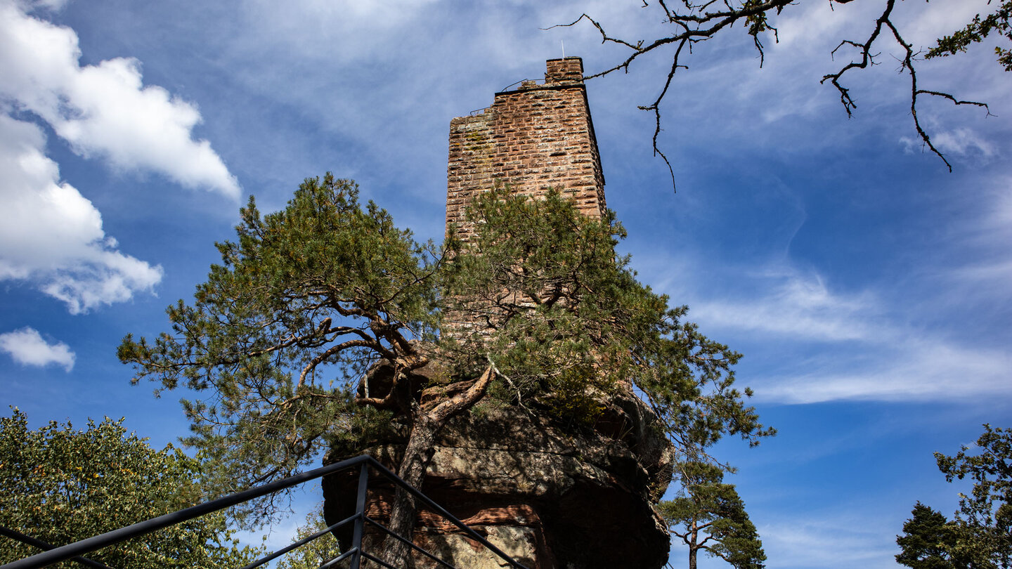 der weithin sichtbare Turm des Château de Waldeck der weithin sichtbare Turm des Château de Waldeck