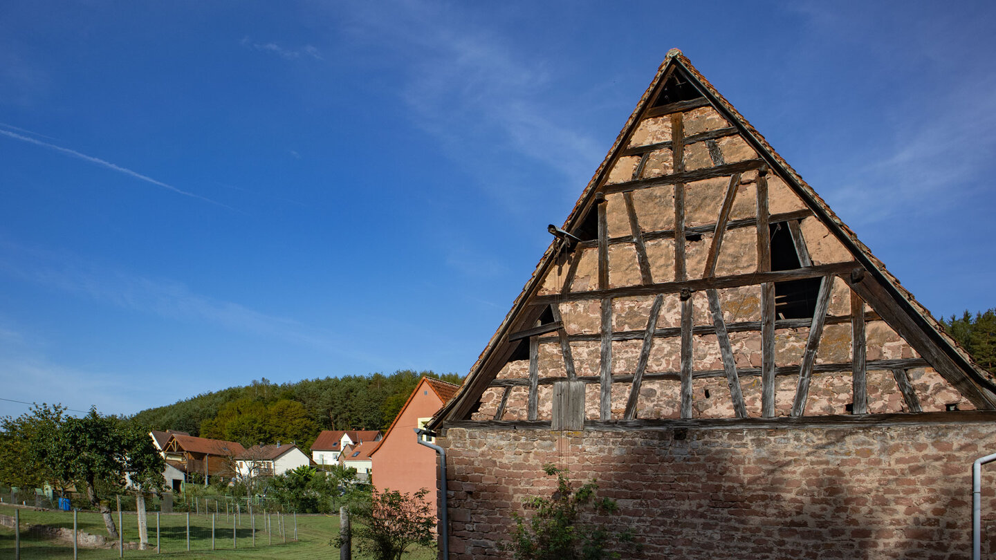 Wanderroute zwischen traditionellen Fachwerkhäusern beim Fischerhof Wanderroute zwischen Fachwerkhäusern beim Fischerhof
