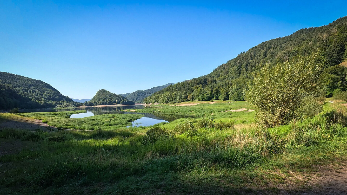 hier führt der Rundwanderweg am Lac de Kruth-Wildenstein dicht am Seeufer entlang der Rundwanderweg am Lac de Kruth-Wildenstein führt am Seeufer entlang