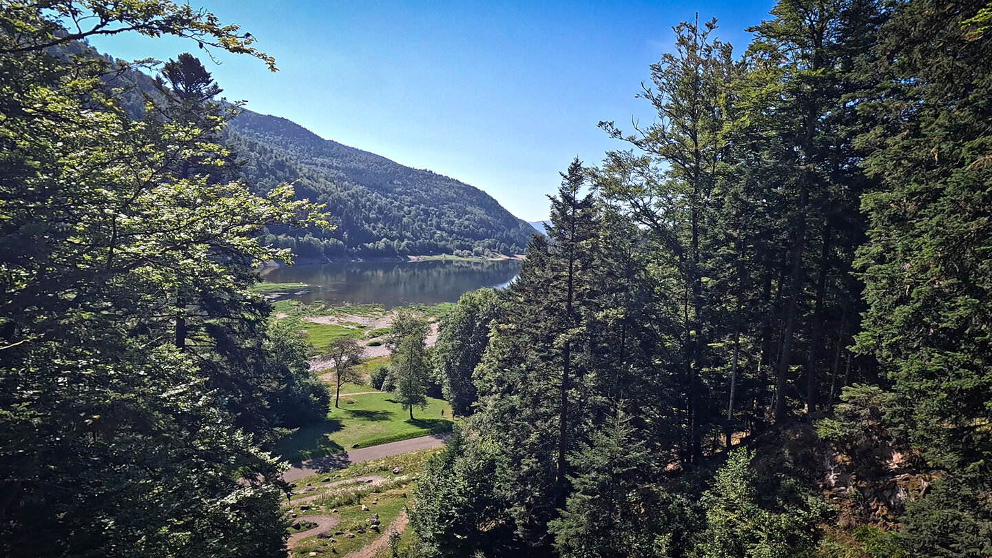 zwischendurch ergeben sich schöne Ausblicke auf den Lac de Kruth-Wildenstein es ergeben sich schöne Ausblicke auf den Lac de Kruth-Wildenstein