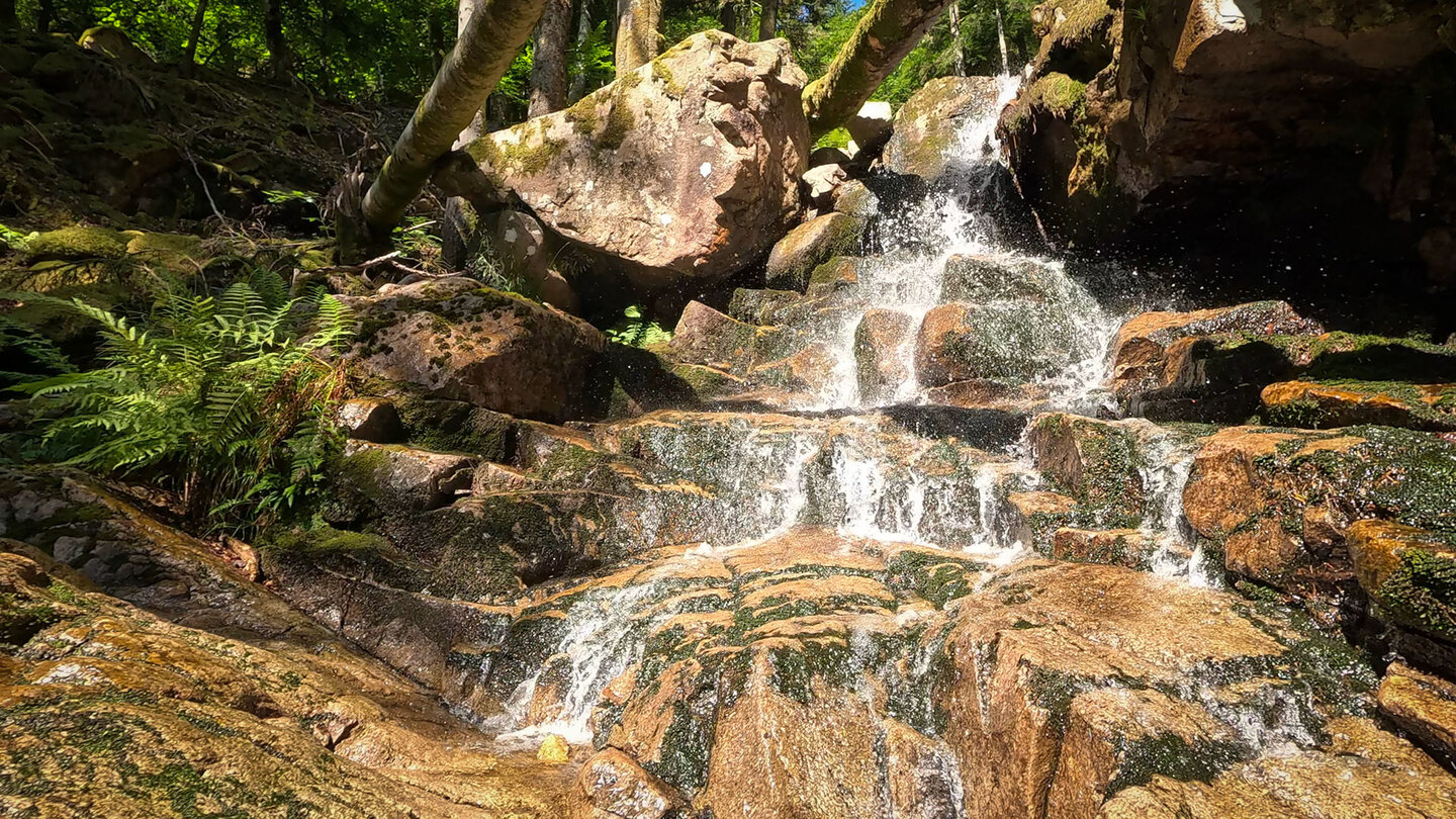 über Felsstufen rauscht das Wasser am Wasserfall Cascade du Bockloch über Felsstufen rauscht das Wasser am Cascade du Bockloch