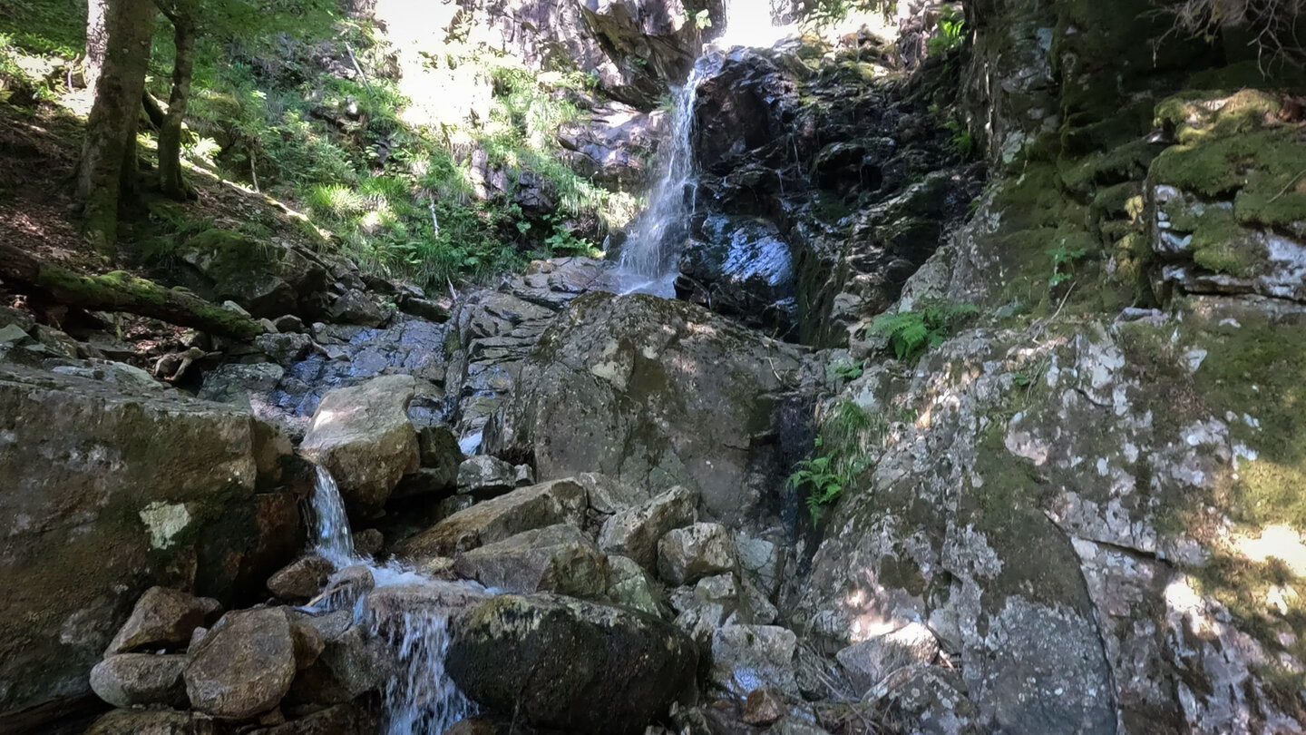 hier fällt der Hinterbockloch-Bach über mehrere kleine Kaskaden der Hinterbockloch-Bach fällt über mehrere kleine Kaskaden