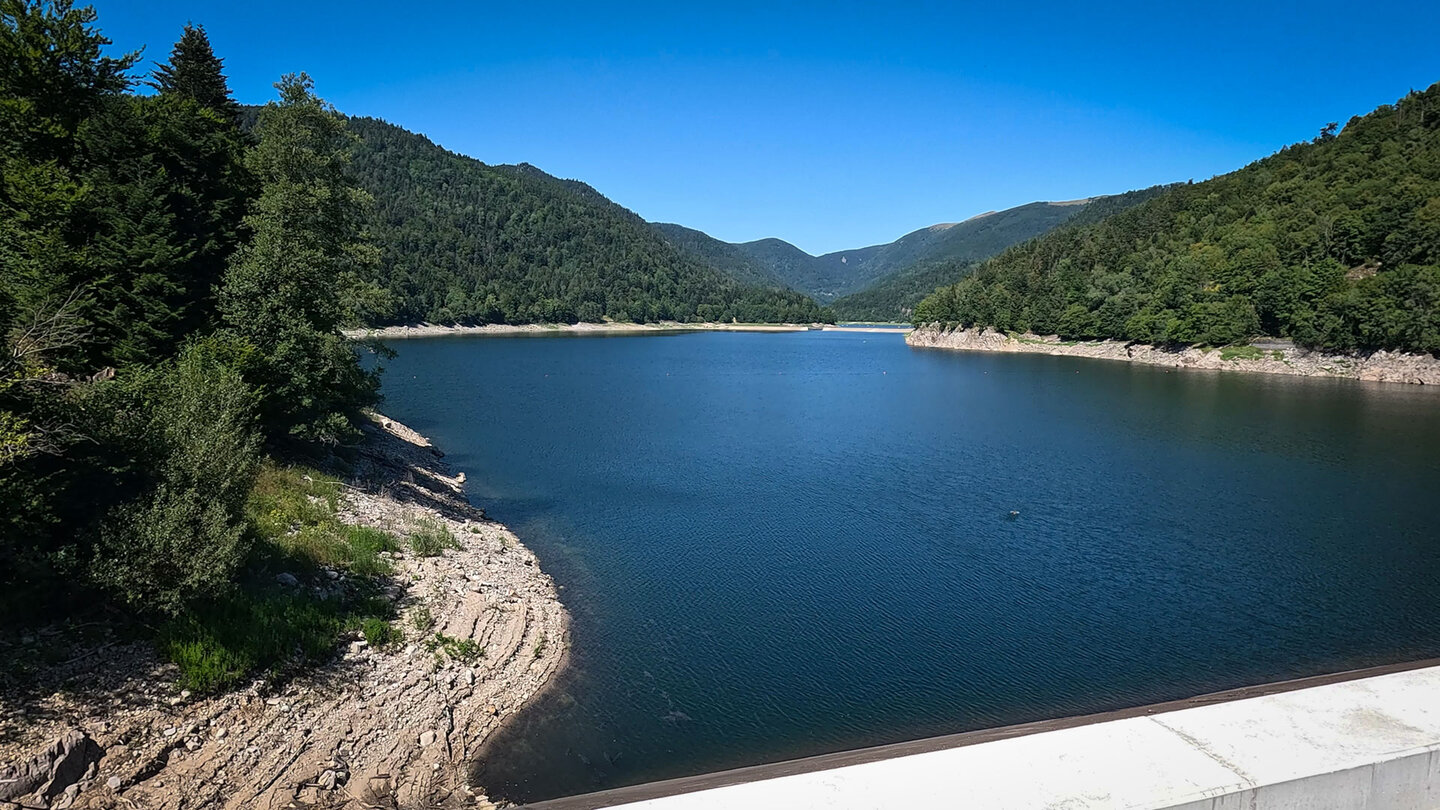 Blick auf das Seepanorama von der Staumauer des Barrage du Lac de Kruth Blick von der Staumauer des Barrage du Lac de Kruth