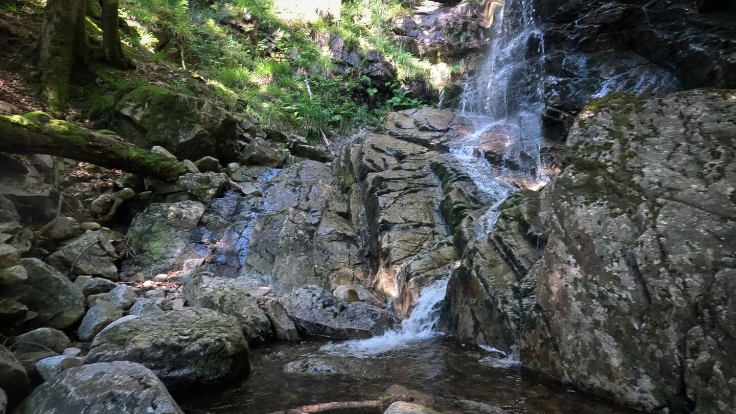 der beeindruckende Wasserfall Cascade du Bockloch in den Hochvogesen der Wasserfall Cascade du Bockloch in den Hochvogesen