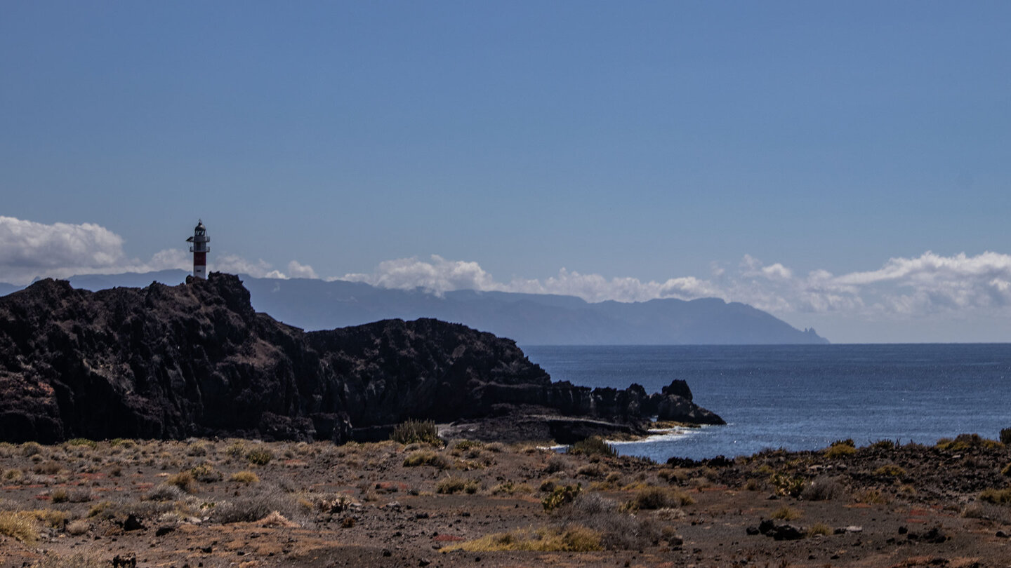 der Faro de Teno auf der Landzuge vor der Nachbarinsel La Gomera