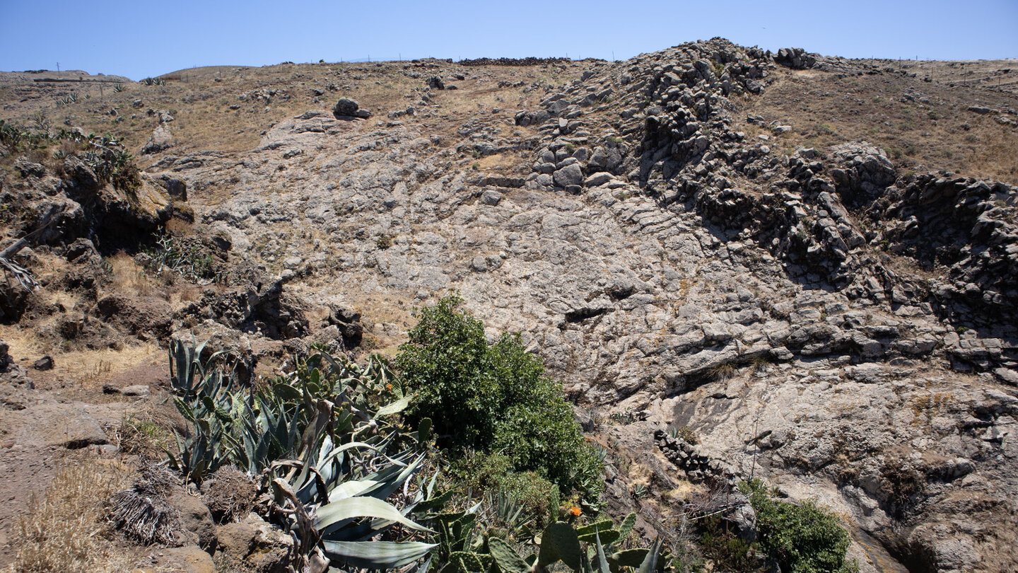 vom Wanderweg ergeben sich Ausblicke auf die Felswände am Barranco de las Cuvas