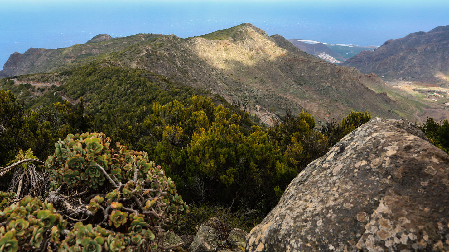 Ausblick über die Bergzüge von Teno Alto bis zum Küstenort Los Silos