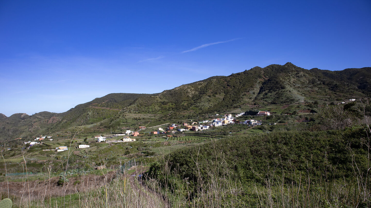 Wegabschnitt mit Blick auf die Streusiedlung Las Portelas
