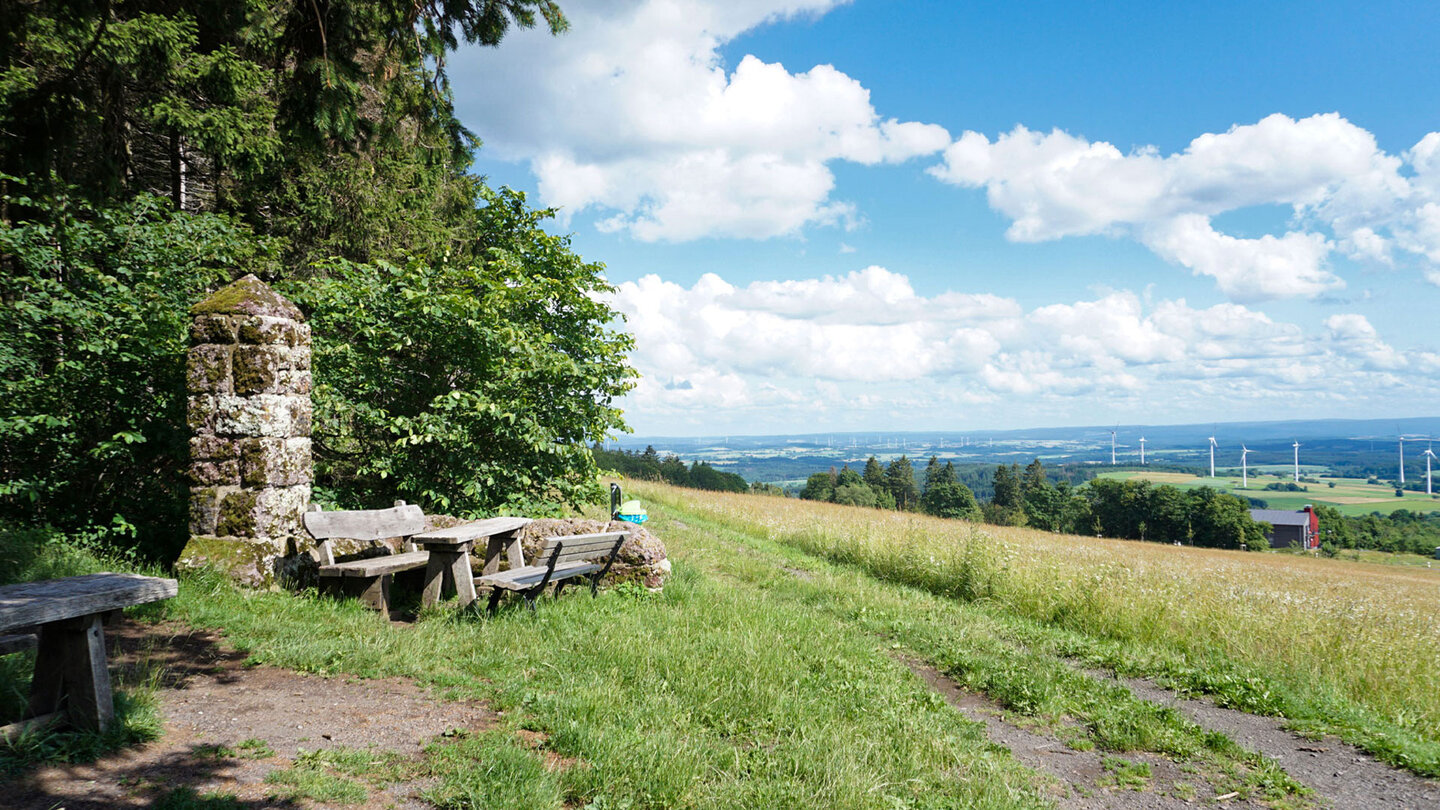 Blick über die Berg-Mähwiesenlandschaft am Vogelsberg in Hessen Blick über die Berg-Mähwiesenlandschaft am Vogelsberg