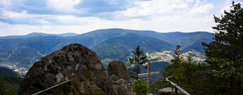 Panorama vom Kleinen Latschigfelsen übers Murgtal