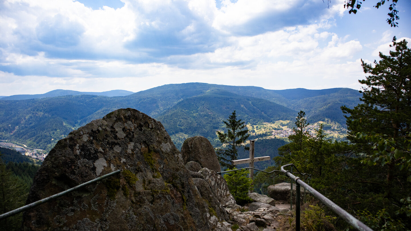 Panorama vom Kleinen Latschigfelsen übers Murgtal